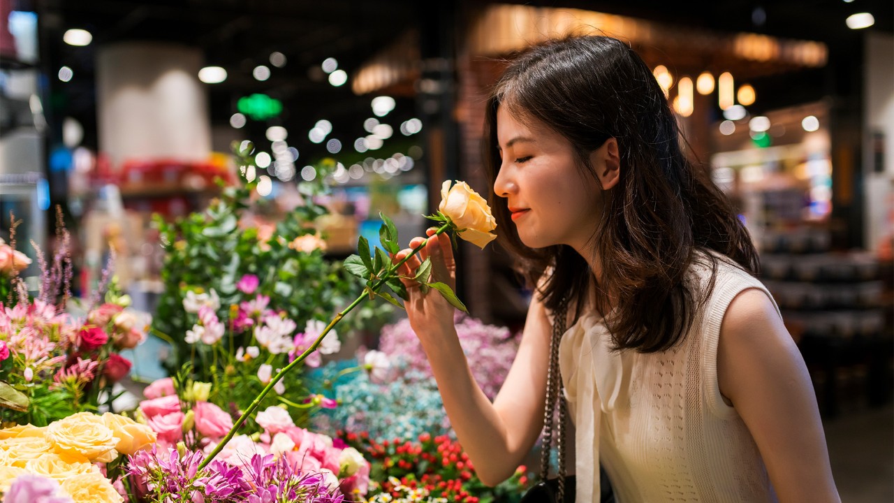 挑选水果的女士；图片用于为未来做规划