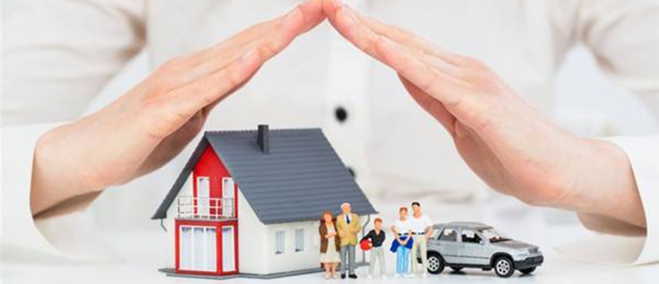 双手支撑守护着一家人和房子车子