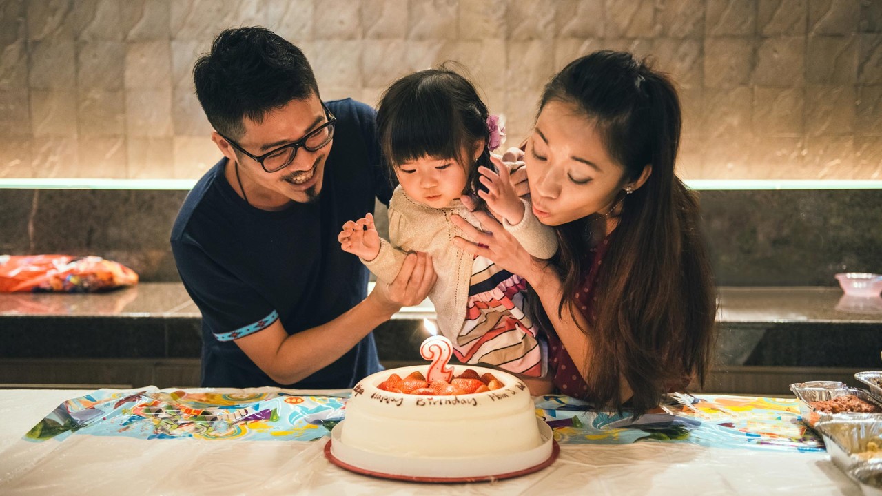 给女孩庆生的一家三口；图片用于终身储蓄策略